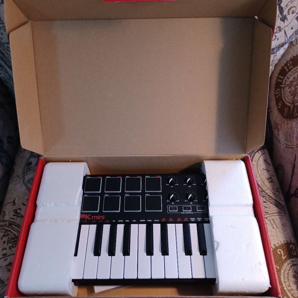 Akai MPK3 Mini Midi Keyboard Beatmaker Hybrid NEW